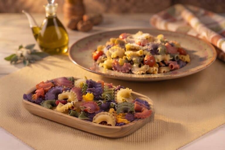 la nostra pasta a forma di creste multicolore. Un formato divertente e originale, pensato per unire il piacere della buona cucina alla vivacità dei colori naturali.