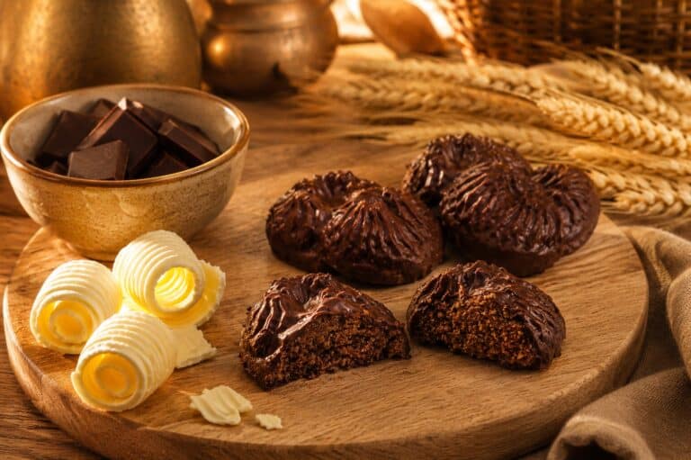 Biscotti alla nocciola ricoperti con cioccolato fondente
