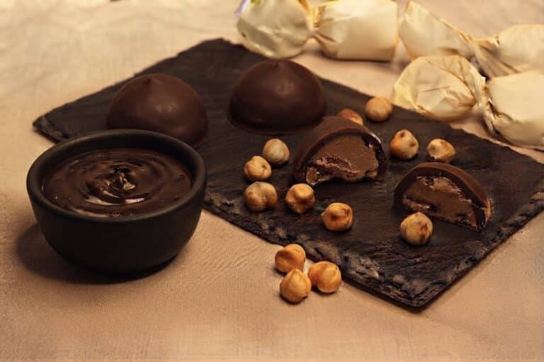 Praline di cioccolato fondente con farcia alle nocciole