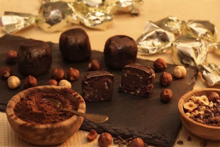 I tartufi dolci sono cioccolatini morbidi al cioccolato con piccoli pezzi di nocciola